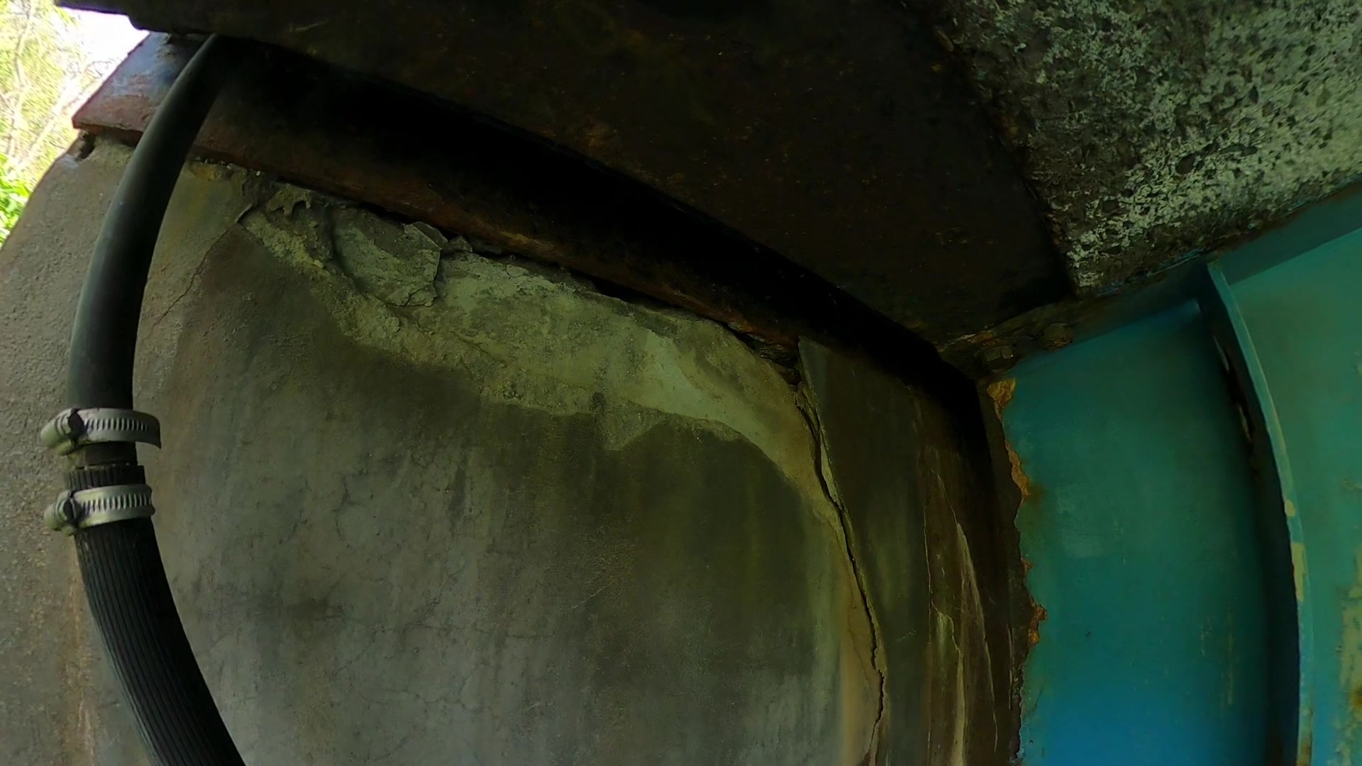 ひび割れ・漏水跡
