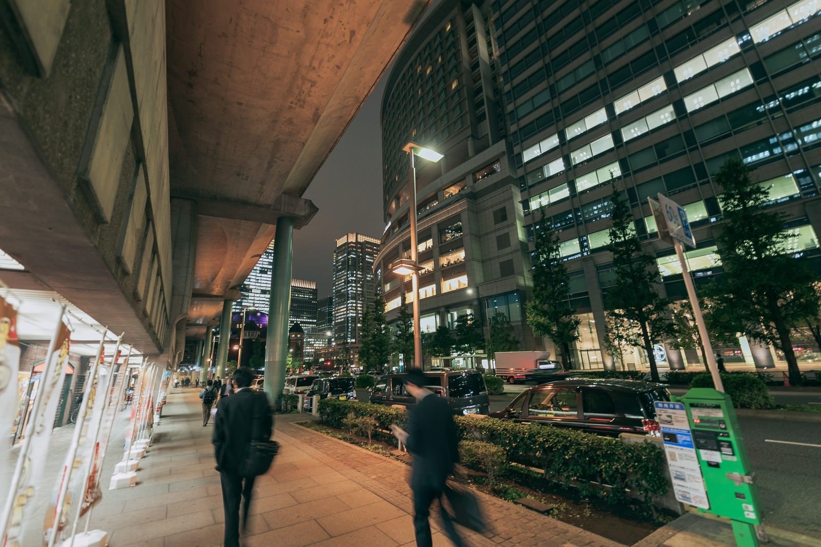 会社から離れていく夜
